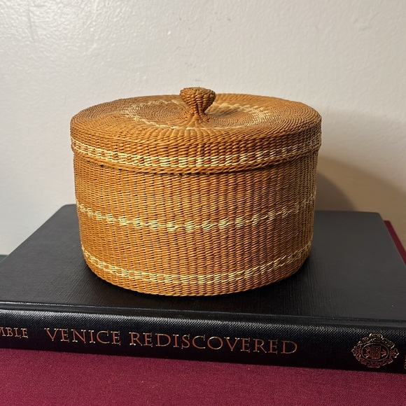 Vintage 1960s Four Woven Sweetgrass Lidded Nesting Baskets - Picture 4 of 9